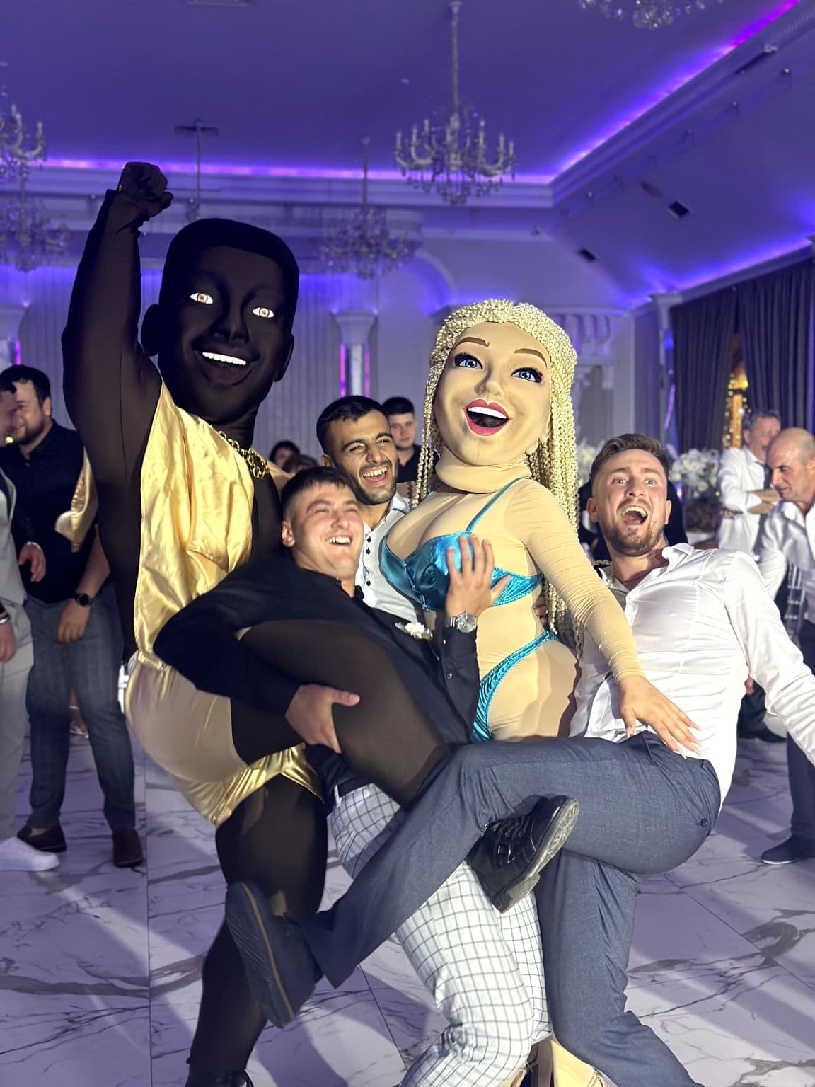 Show Intriga Events la o petrecere — mascote și invitați